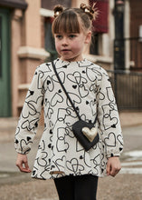 Cargar imagen en el visor de la galería, Vestido punto corazones garbanzo 4 años

