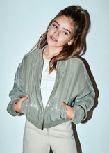 Cargar imagen en el visor de la galería, Chaqueta bomber lentejuelas Musgo
