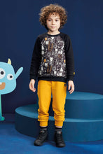 Cargar imagen en el visor de la galería, Polera french terry "monsters" negro 6 años
